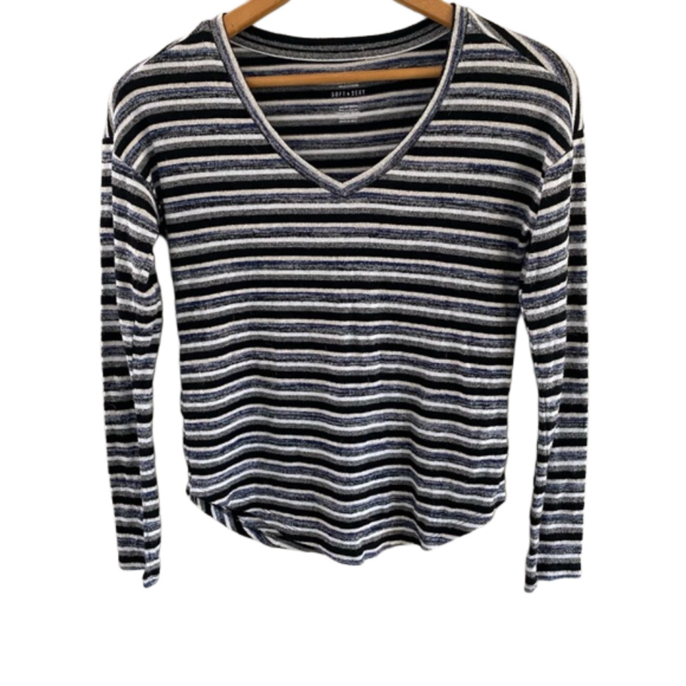 American Eagle Long Sleeve V Neck
